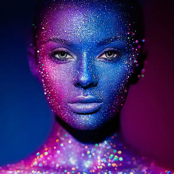 Fargstark food styling med tre glasskulor pa skedar